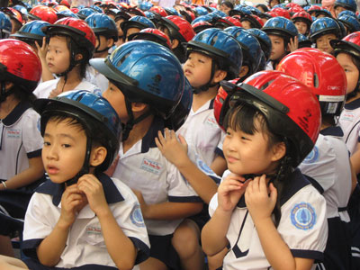 Hà Nội xử phạt phụ huynh không đội mũ bảo hiểm cho trẻ em